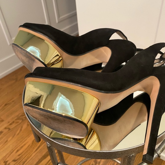 Sexy Black and Gold Semi Platform Heels✨ - Picture 6 of 10